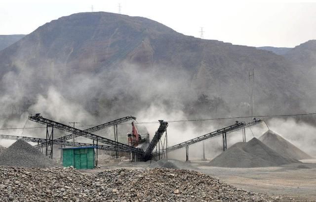 環(huán)保督查這么嚴(yán)，砂石廠粉塵彌漫怎么辦?超實(shí)用的除塵措施來(lái)了!